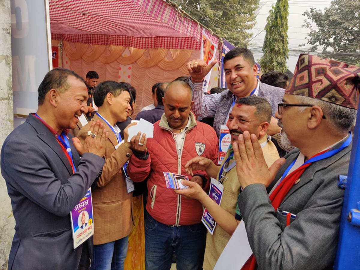 तस्वीरमा बुटवल उद्योग वाणिज्य संघको नयाँ नेतृत्वका लागि मतदान